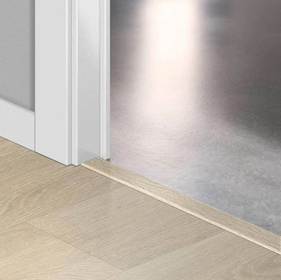 Лайстна PVC Incizo 40080 Дъб морски бриз бежов QSVINCP40080 2.00м