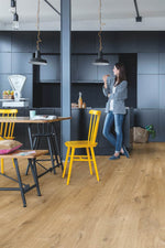 Водоустойчива настилка QuickStep №AVMPU40104 Дъб памучен натурален 5+1мм / 33 клас 4V