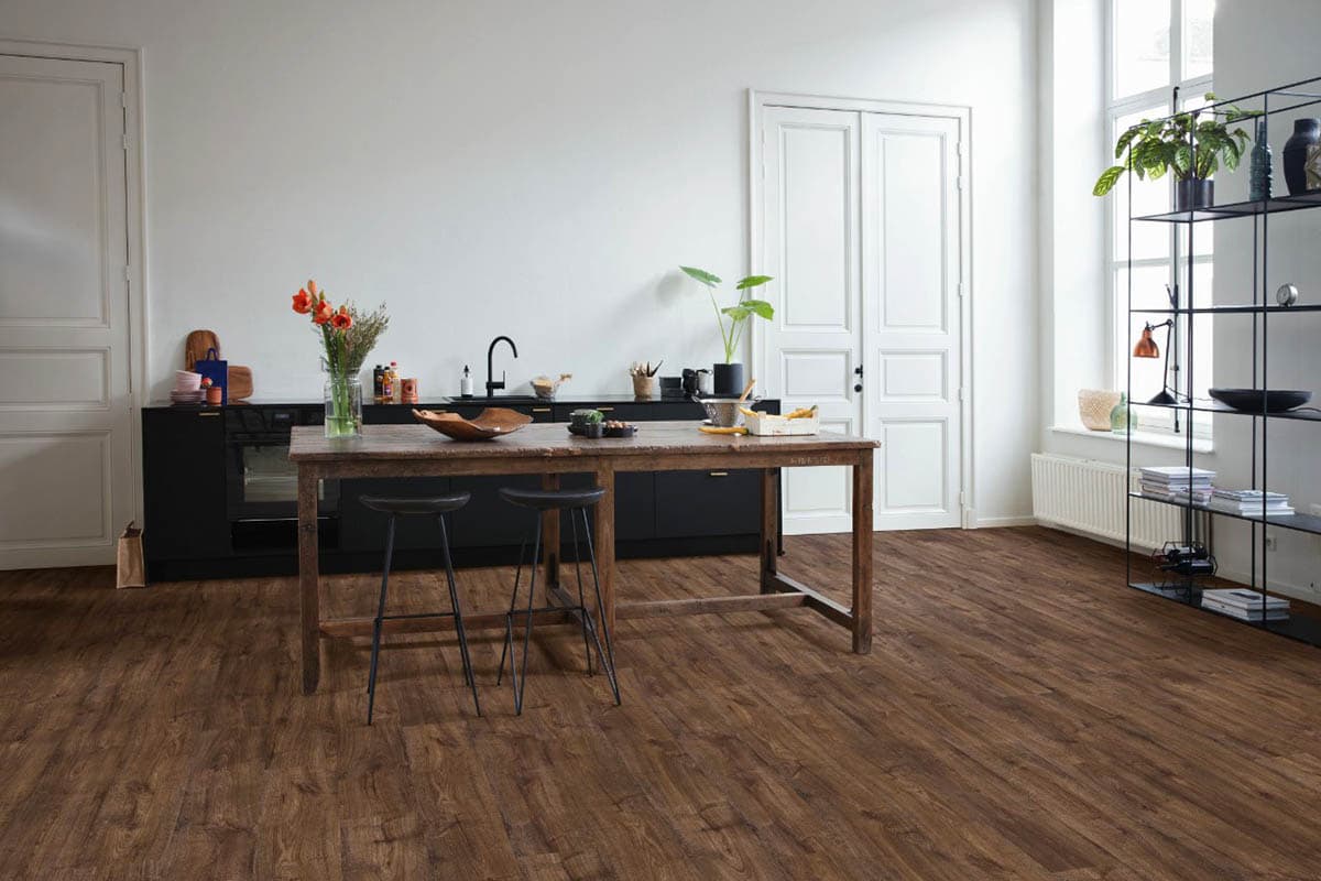 Водоустойчива настилка QuickStep №AVMPU40199 Дъб Есен Шоколад 5+1мм / 33 клас 4V