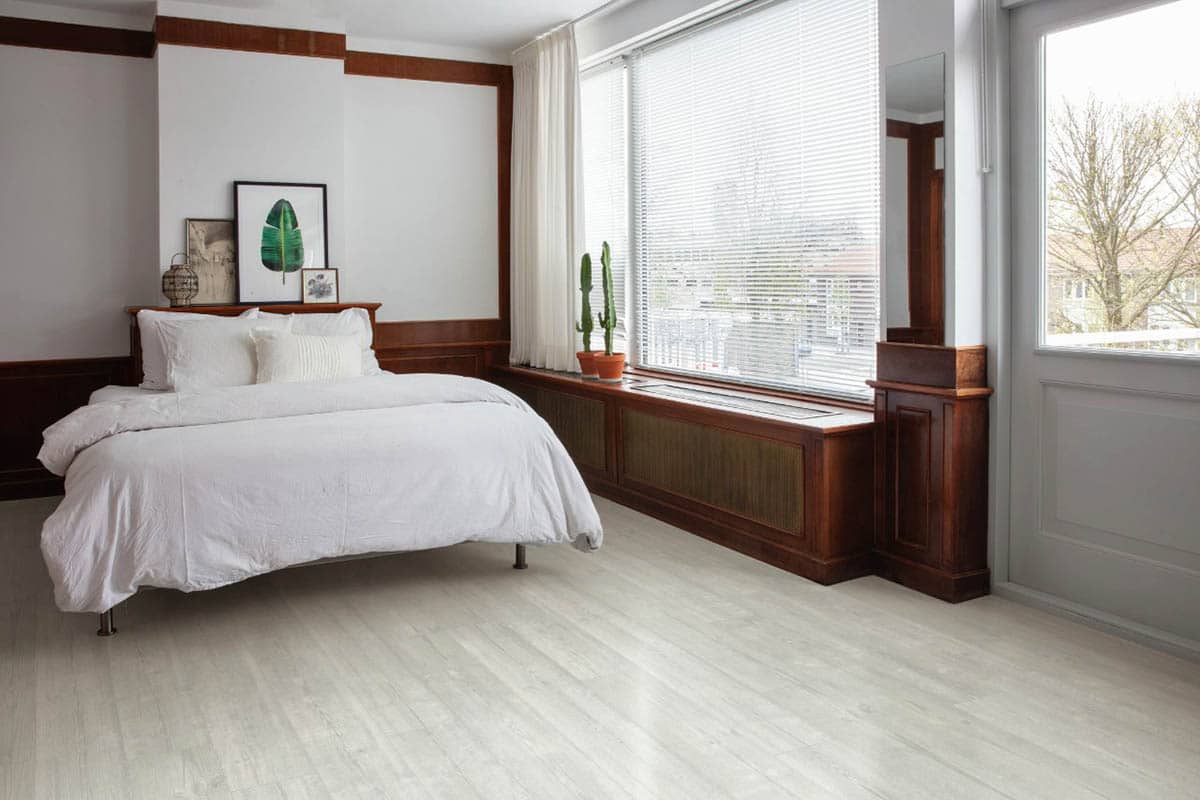 Водоустойчива настилка QuickStep №AVMPU40204 Снежен Бор 5+1мм / 33 клас 4V