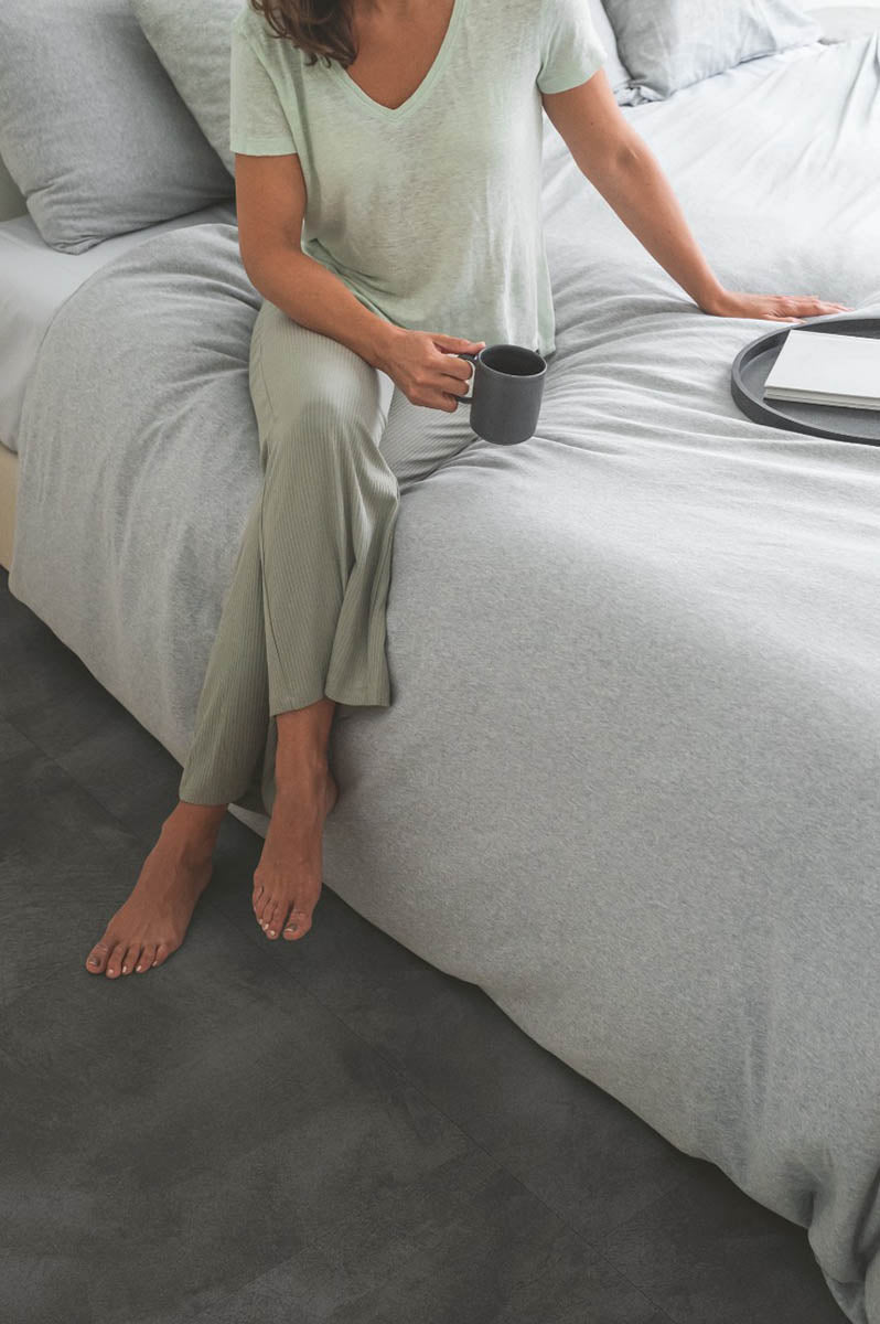Водоустойчива настилка QuickStep №40326 Мек графит 5+1мм / 33 клас 4V