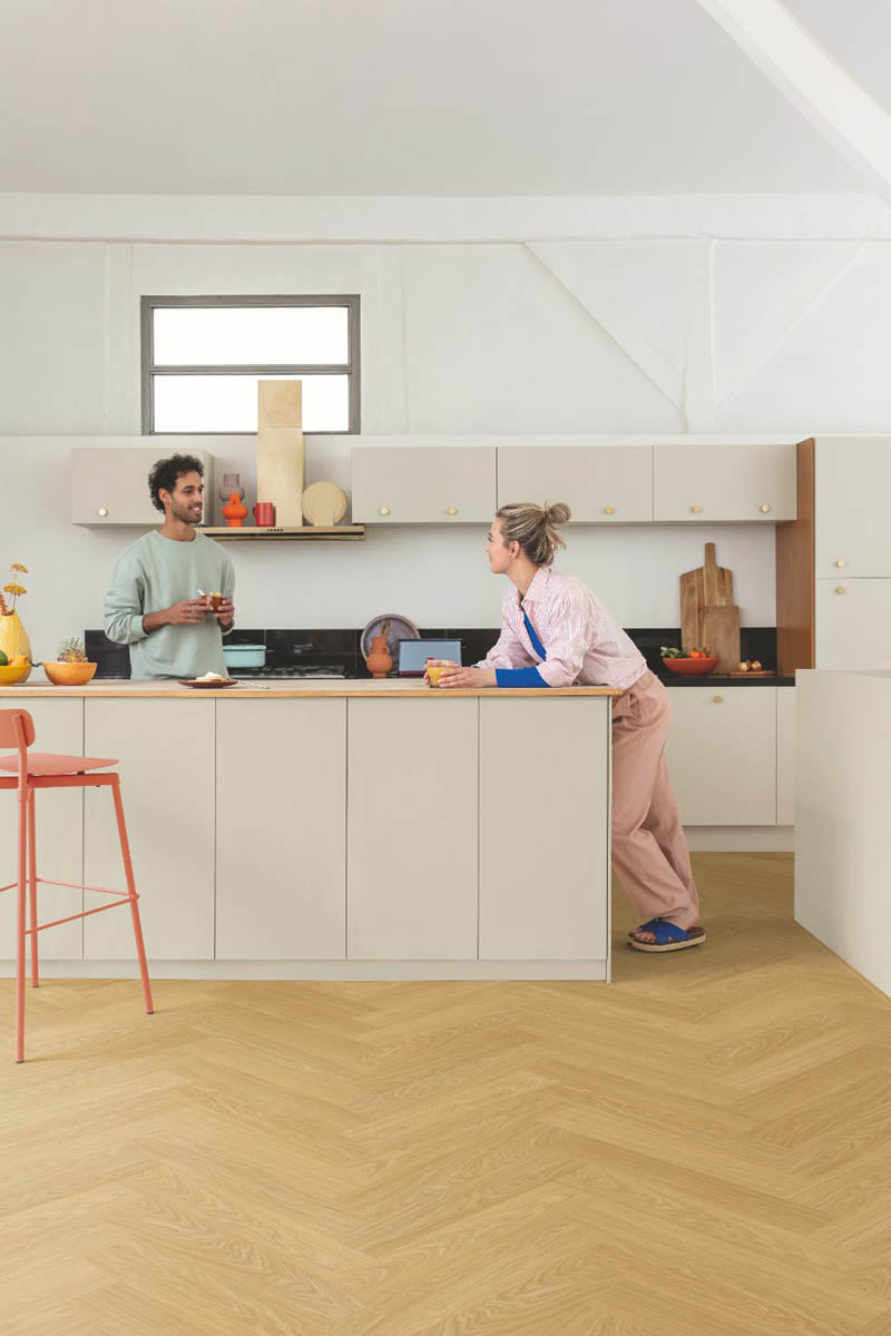 Водоустойчива настилка QuickStep №40360 Чист Дъбов Мед 5+1мм / 33 клас 4V