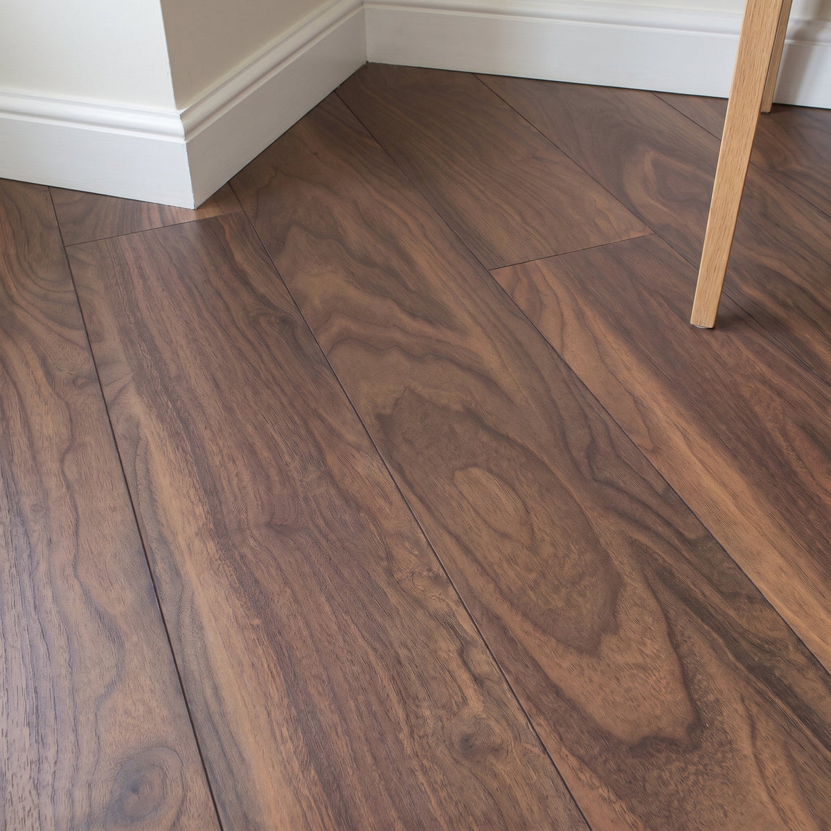 Ламиниран паркет SWISSKRONO SWISS SOLID D2562 Walnut Rubio 12мм / AC5 33 клас 4V