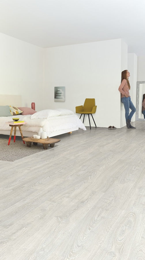 Ламиниран паркет QuickStep №IM3560 Дъб Сив Патина Класик 8мм / 32 клас 4V