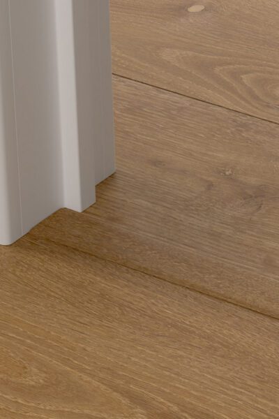 Лайстна PVC Incizo 40317 Елегантен пушен дъб QSVINCP40317 2.00м